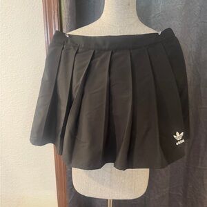 Adidas Black Pleated Mini tennis Skirt Sz 10. Zip side. Like new